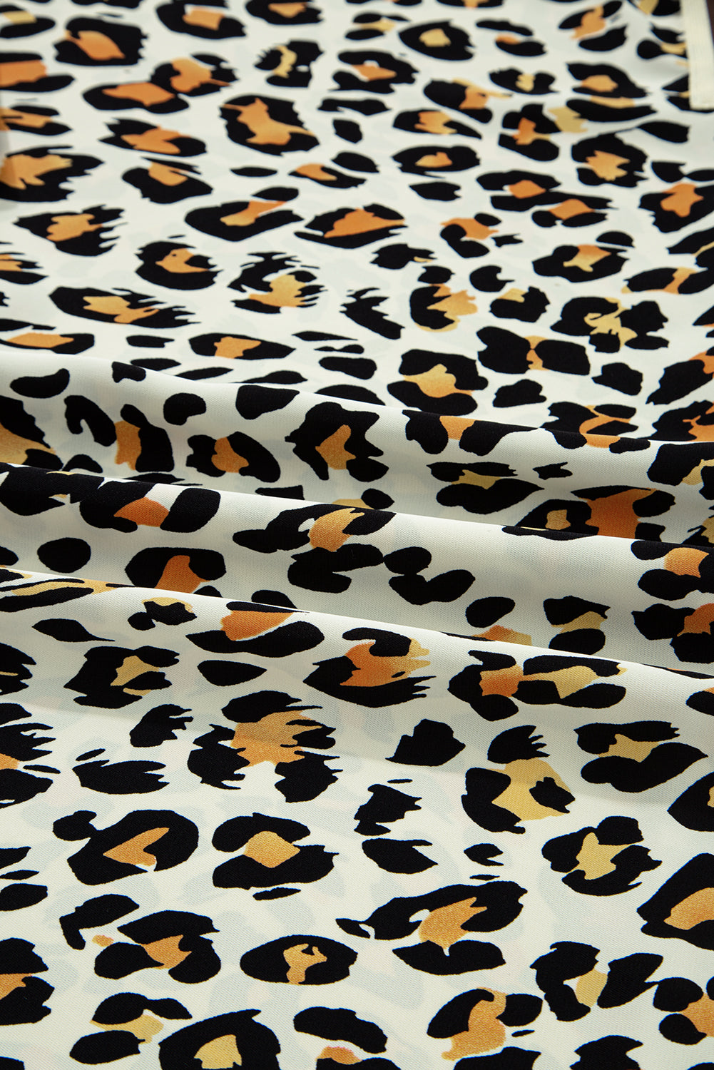 Top de manga larga a rayas con escote en V y estampado de leopardo caqui