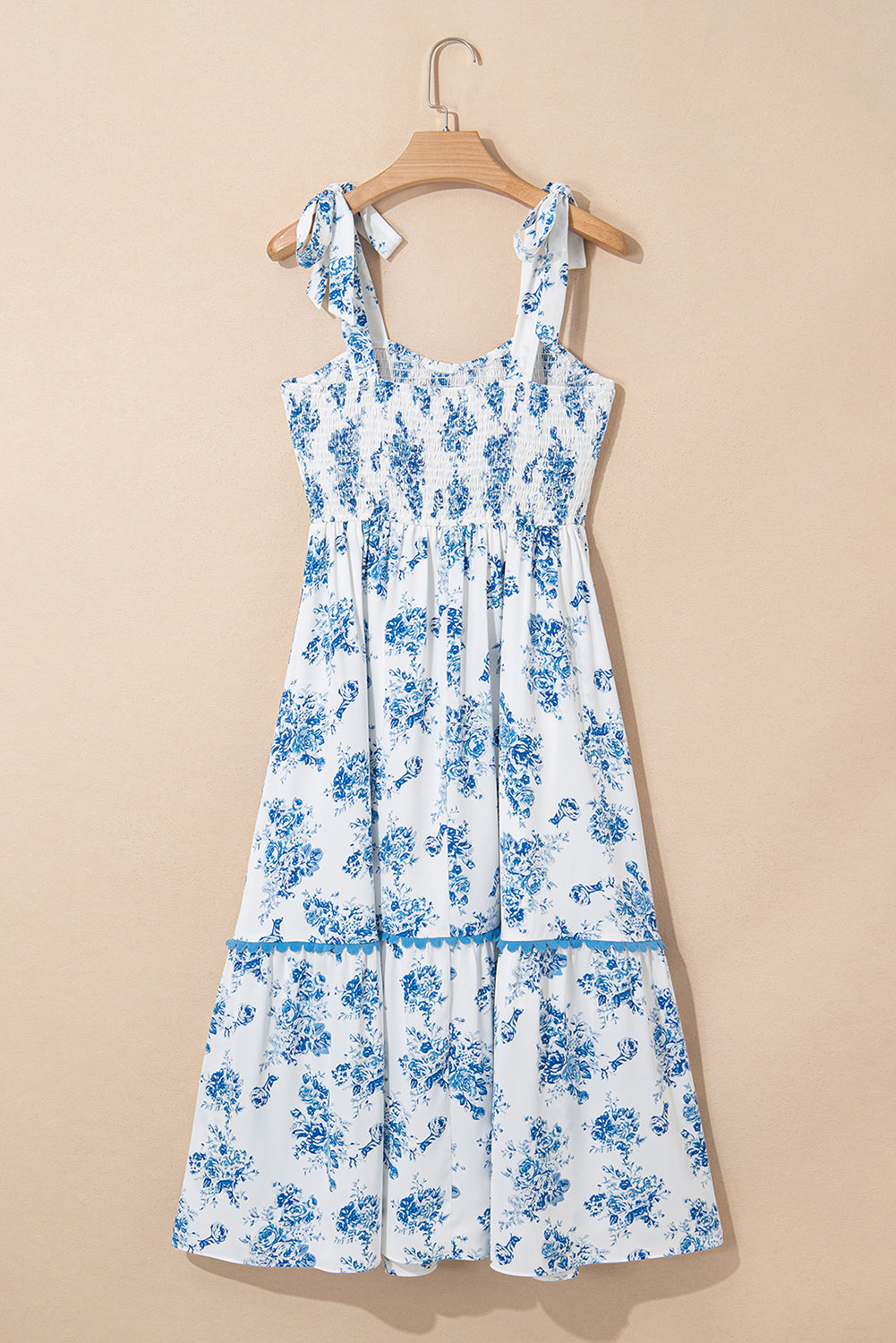 Vestido largo sin mangas con nudo en los hombros, fruncido y estampado floral azul cielo