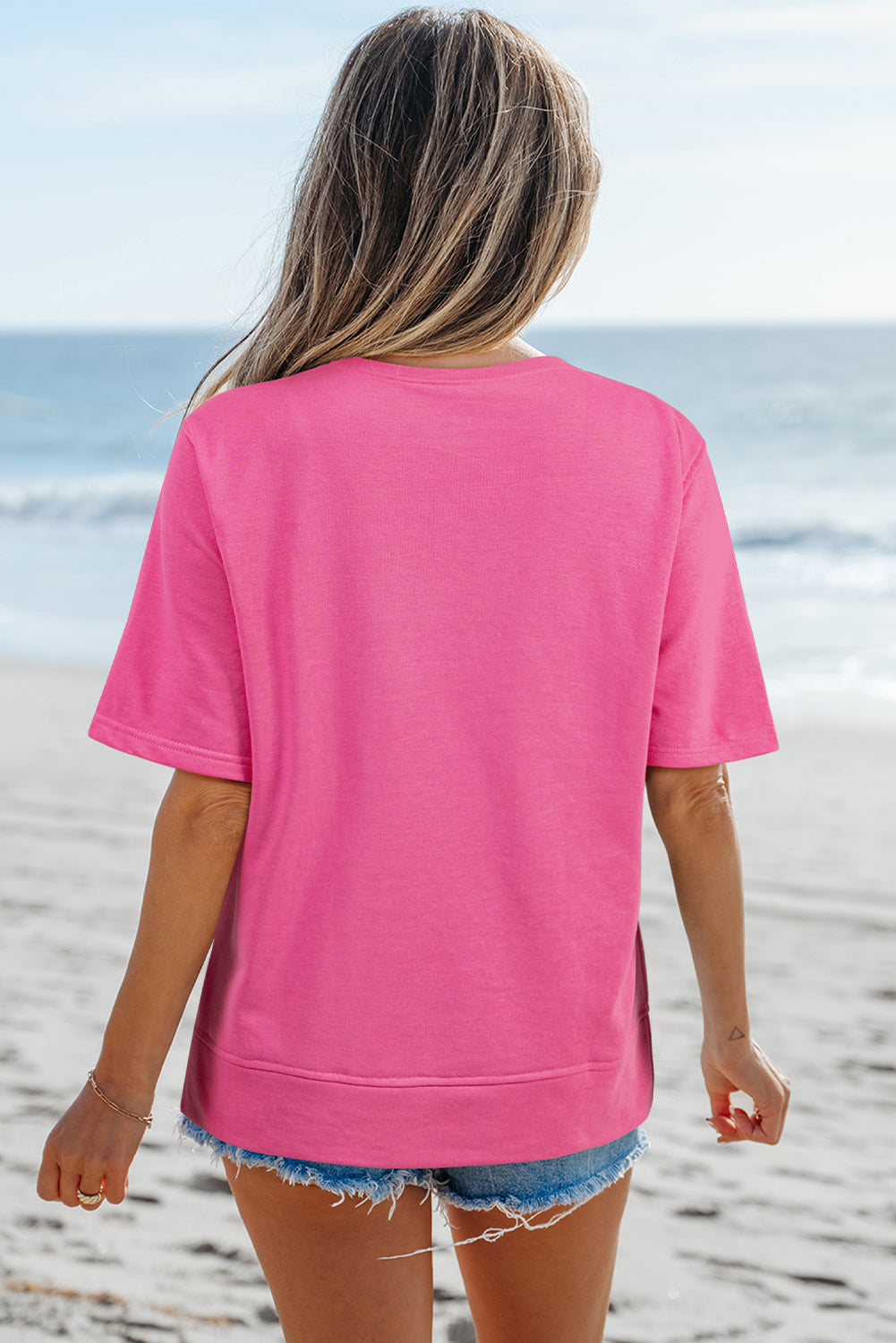 Camiseta suelta con lazo delantero de cinta de color de contraste rosa fresa con aberturas