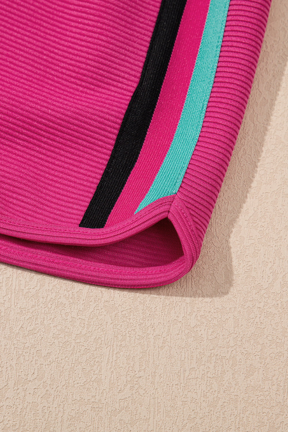 Conjunto de pantalón corto con cremallera, detalle de rayas y mangas con volantes, color rosa fresa