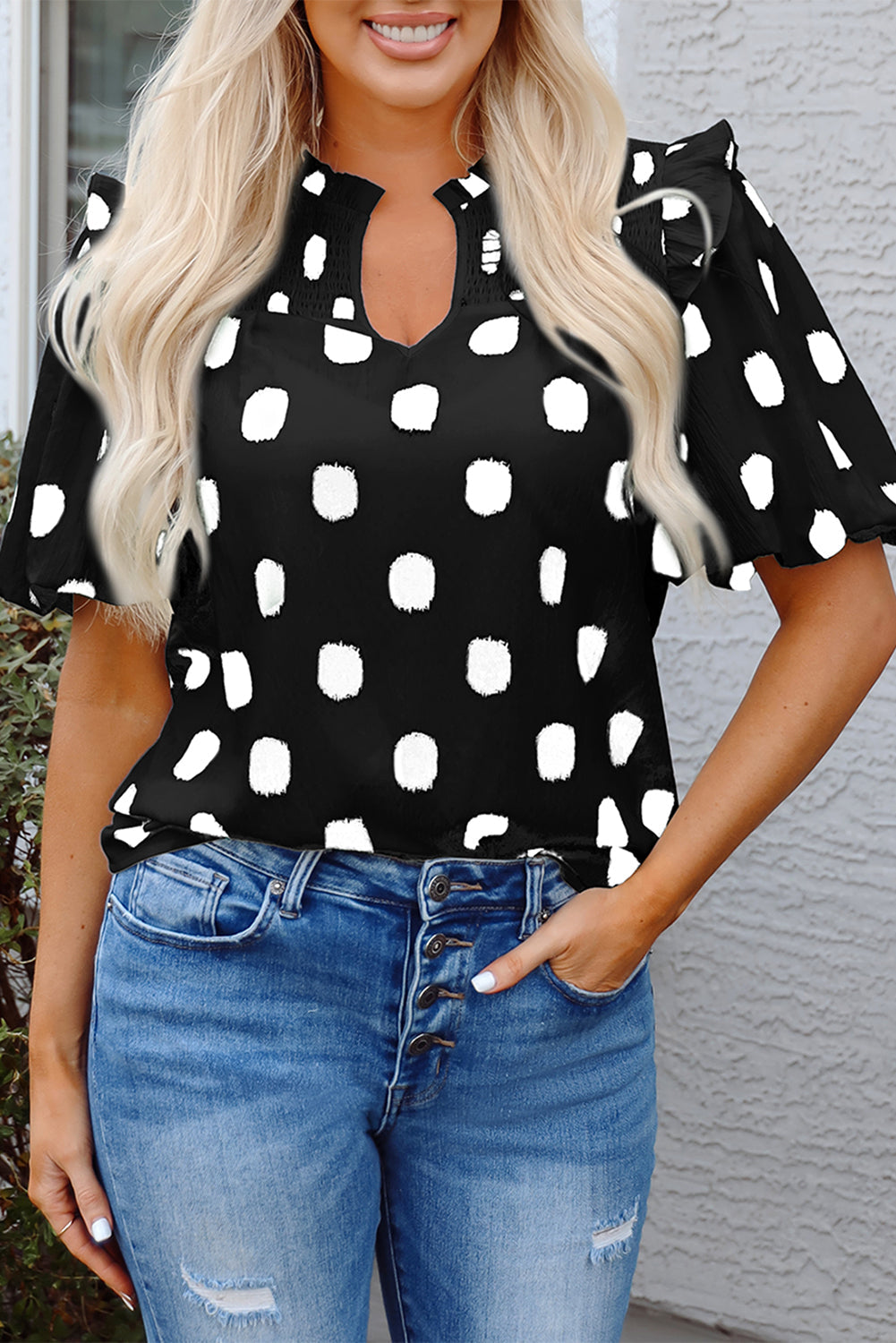 Blusa con estampado de lunares negros, canesú fruncido, escote con muesca y manga globo