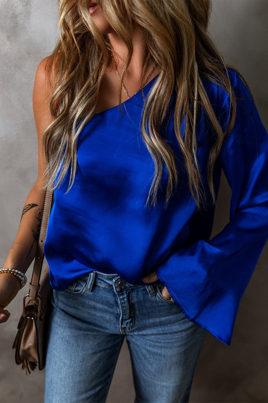 Blusa de satén asimétrica azul oscuro con una manga acampanada y un hombro al descubierto