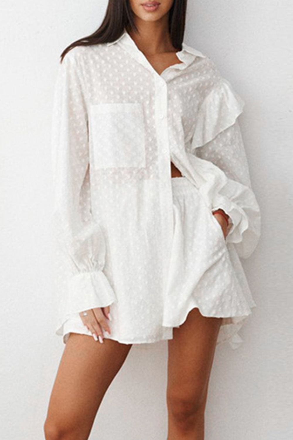 Conjunto de Top con Cuello, Volantes y Apliques de Puntos y Shorts