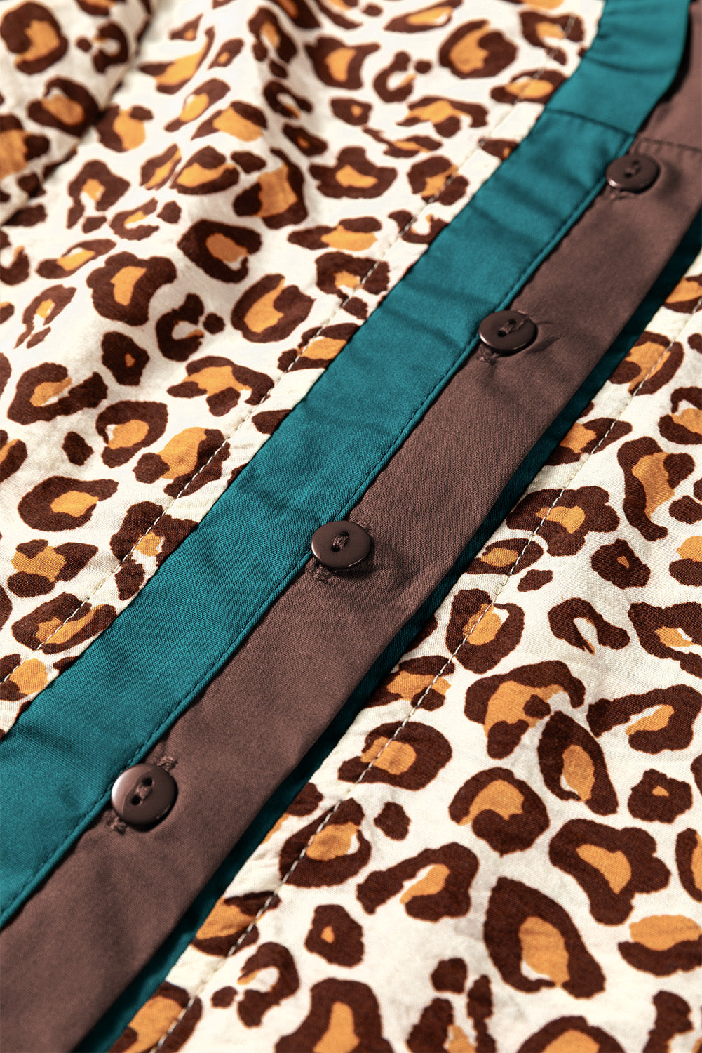 Camisa con cuello de pico, botones, estampado de leopardo marrón en contraste y ribete con volantes