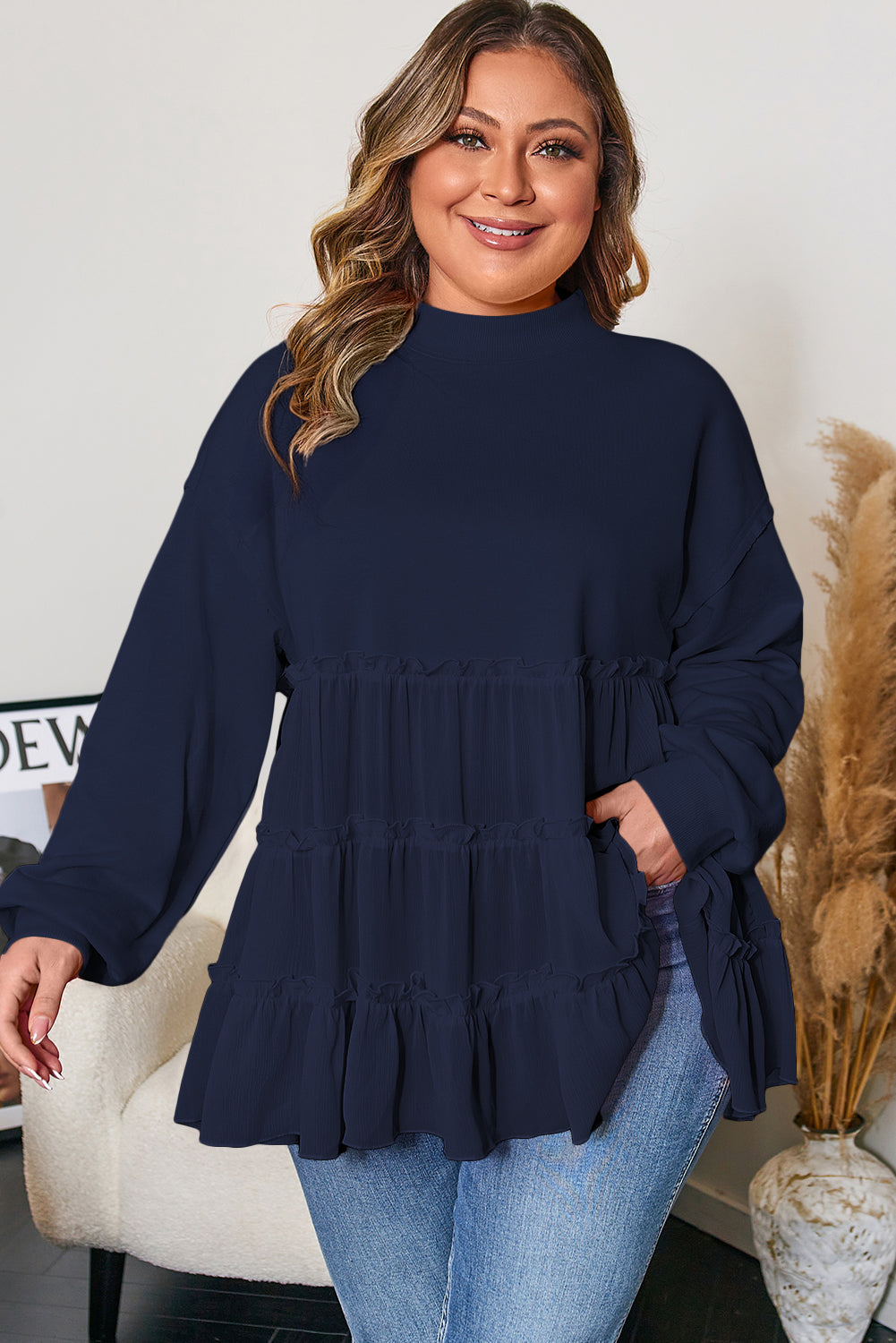 Top de talla grande azul marino con cuello redondo acanalado y volantes escalonados
