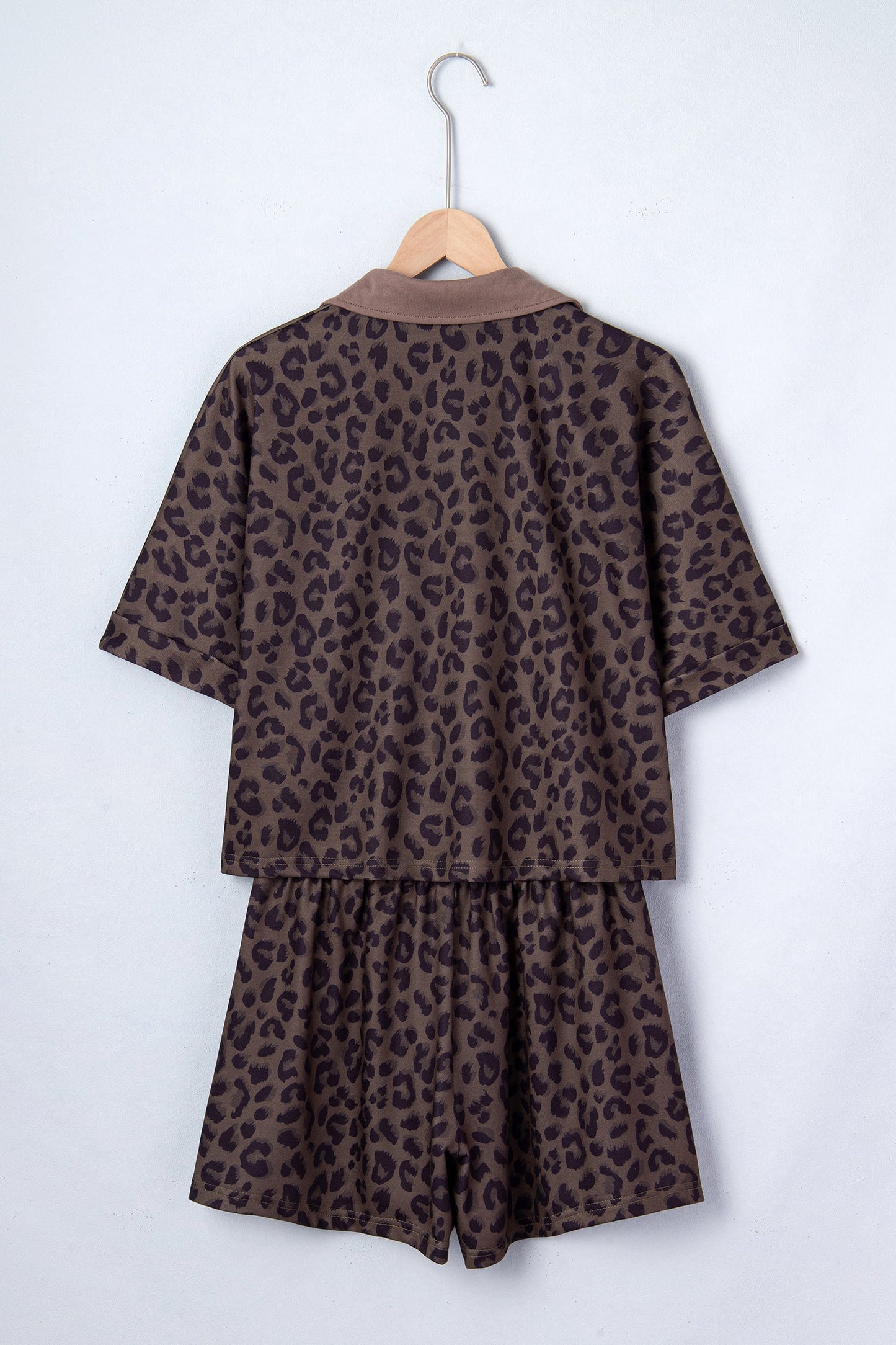 Conjunto corto de 2 piezas con cuello en V marrón y estampado de leopardo