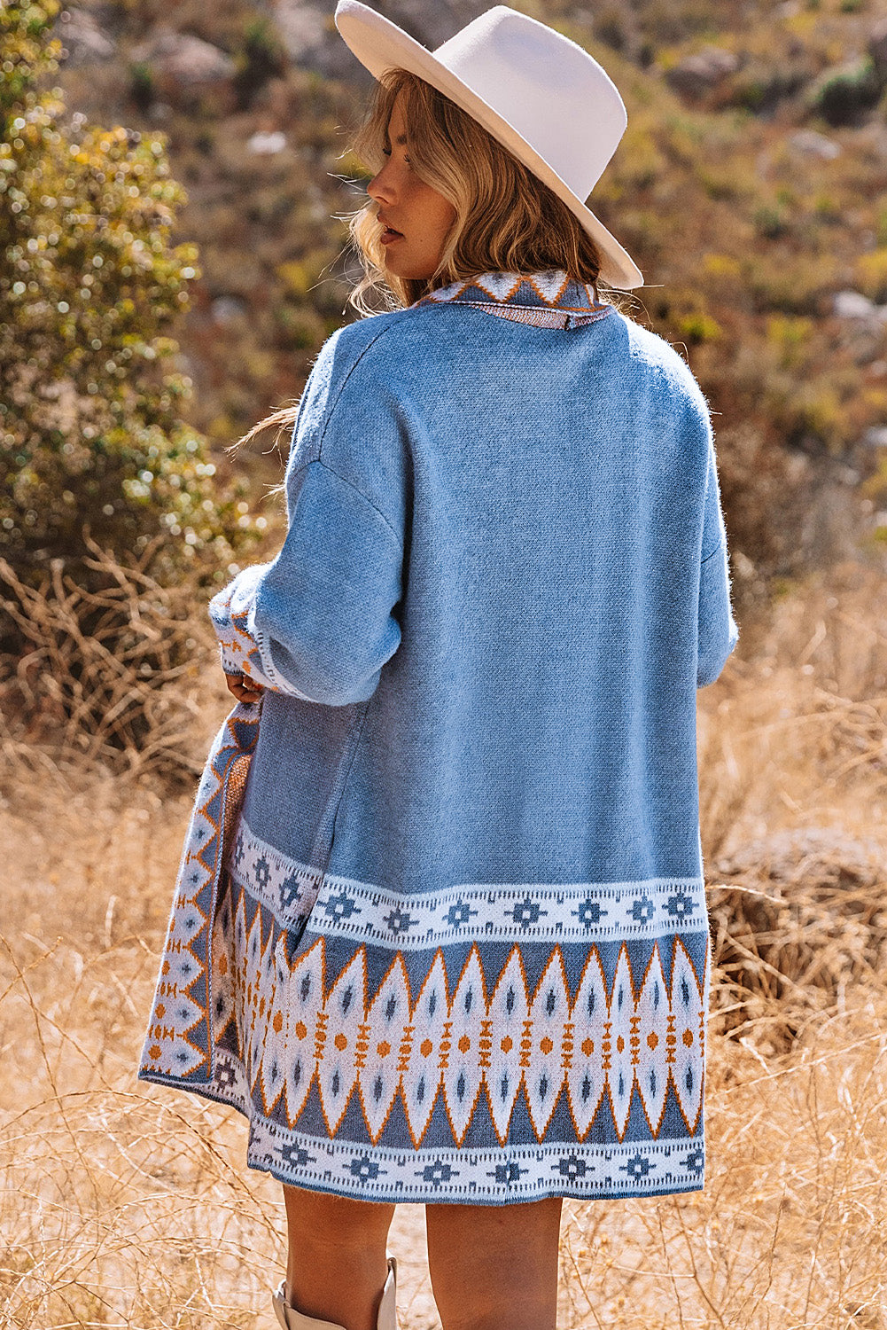 Cárdigan de punto azul con estampado azteca y frente abierto