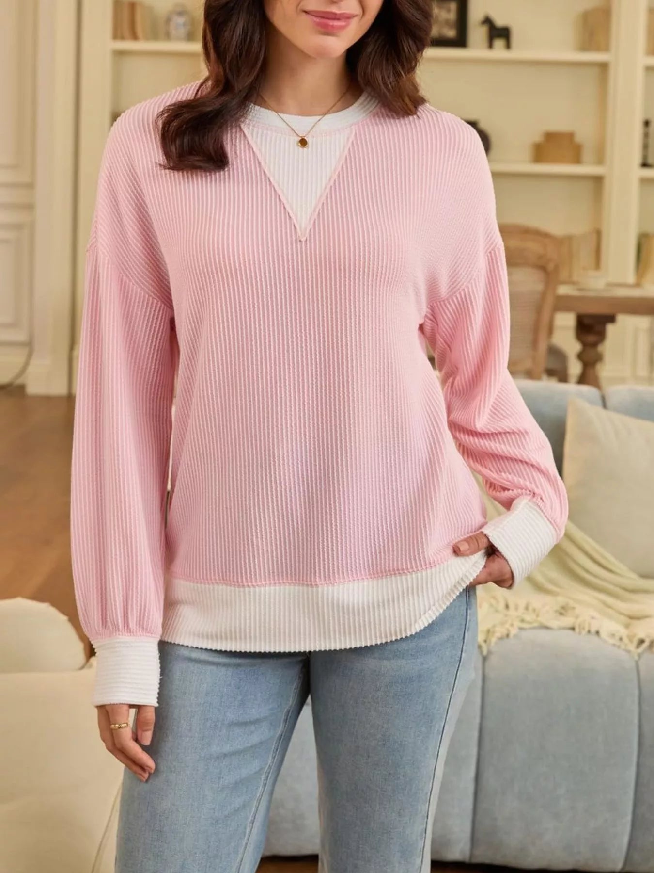 Sudadera de hombros caídos en contraste
