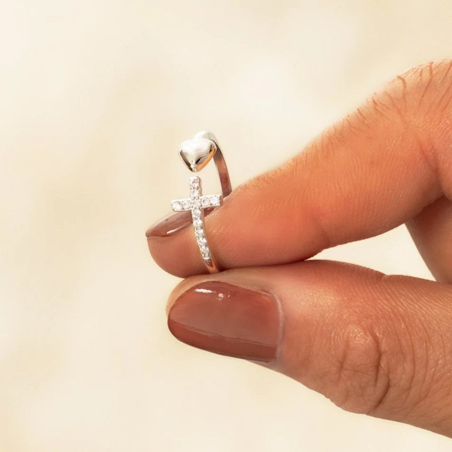 Anillo Abierto de Circonita con Cruz y Forma de Corazón Incrustadas