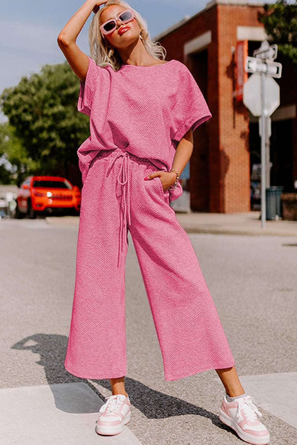 Conjunto de camiseta rosa fresa texturizada de corte holgado y pantalones con cordón