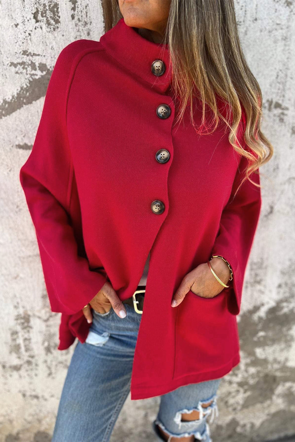 Chaqueta suelta con cuello simulado y color rojo fuego