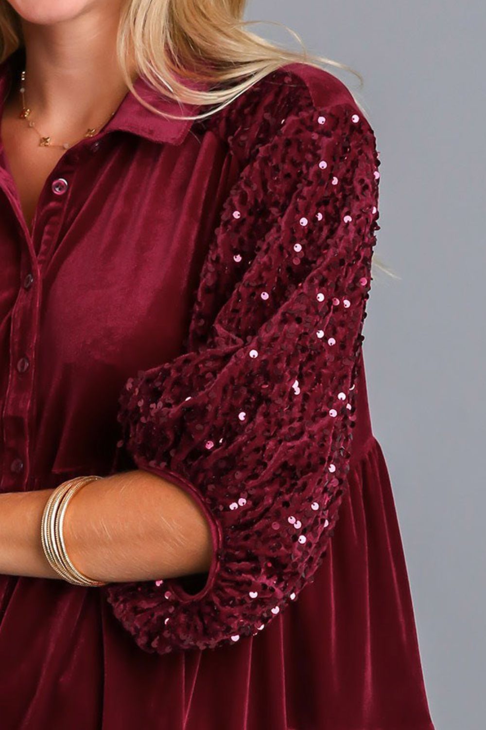 Camisa Umgee de media manga con detalles de lentejuelas y espalda escalonada