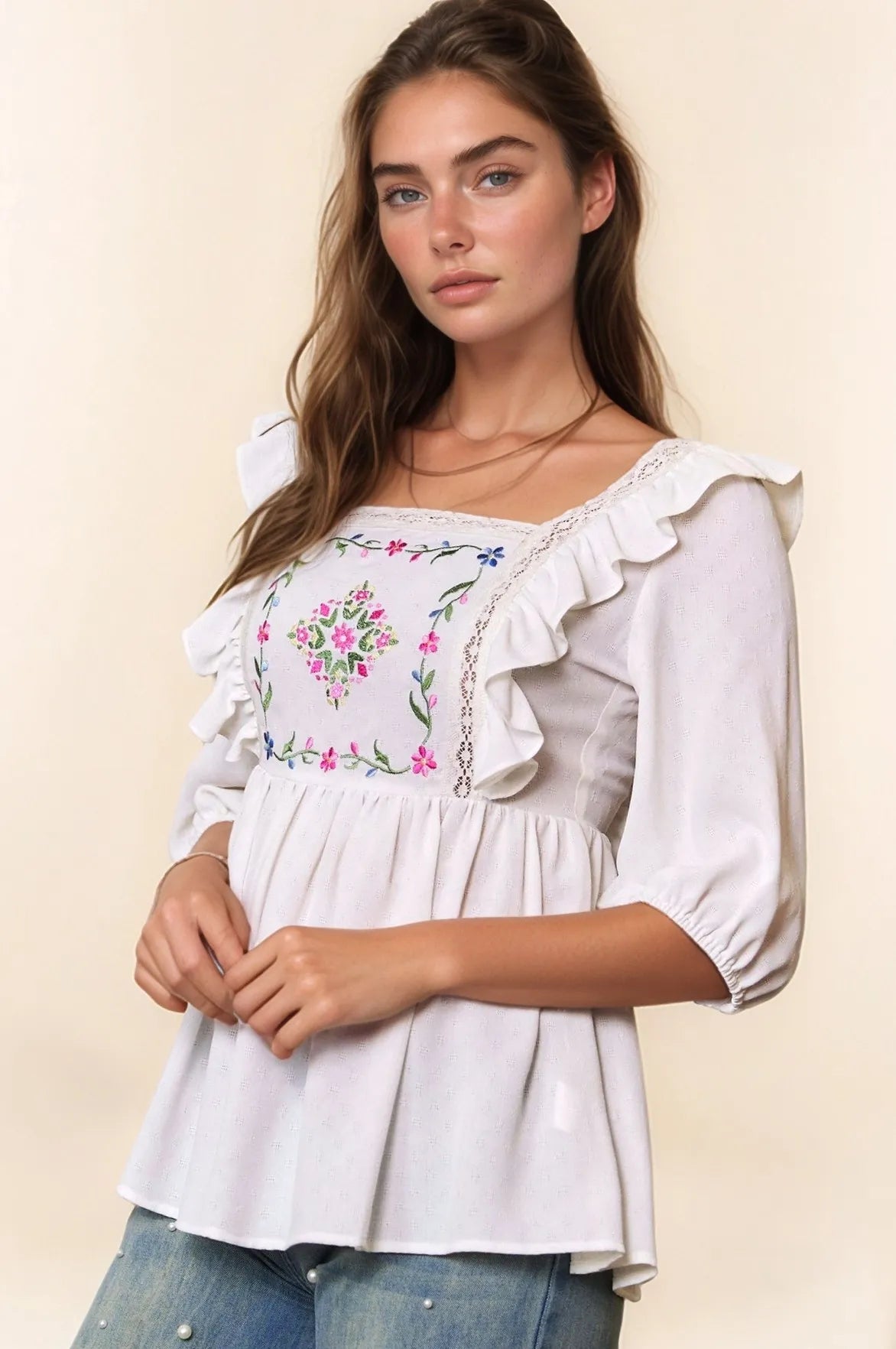 Blusa Davi & Dani con bordado floral, textura y lazo en la espalda con volantes