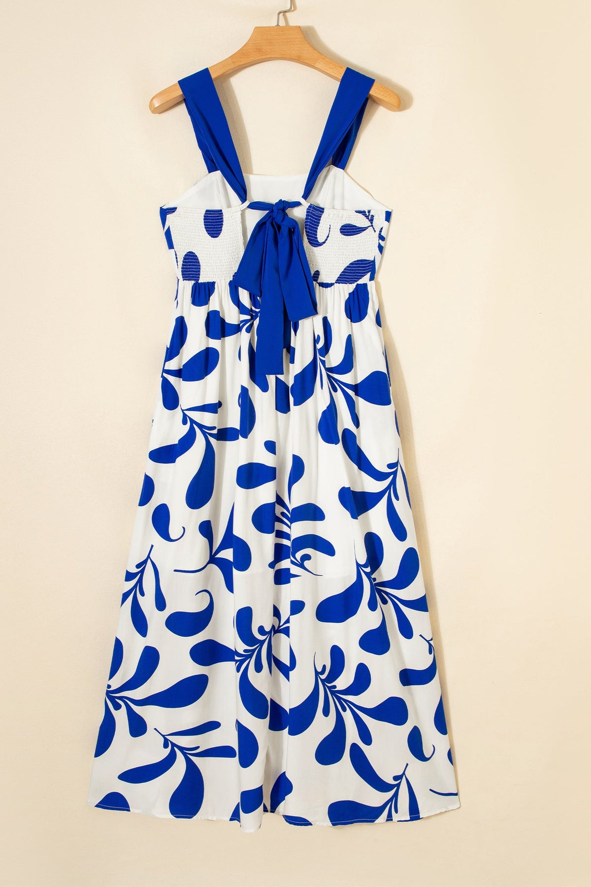 Vestido largo sin mangas con estampado floral azul y espalda cruzada anudada