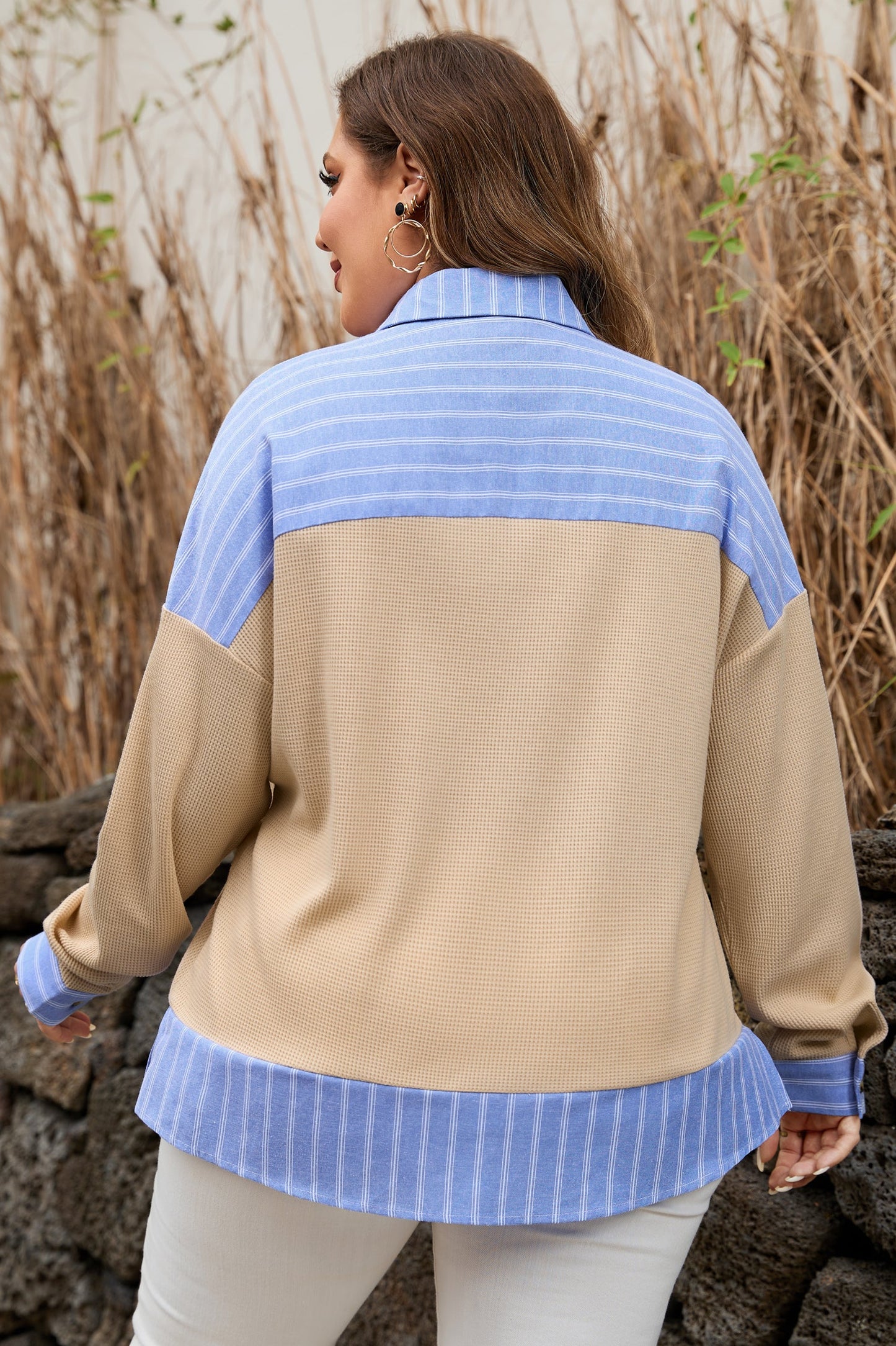 Top de punto waffle con cuello, rayas y ribete en contraste de talla grande Parchment