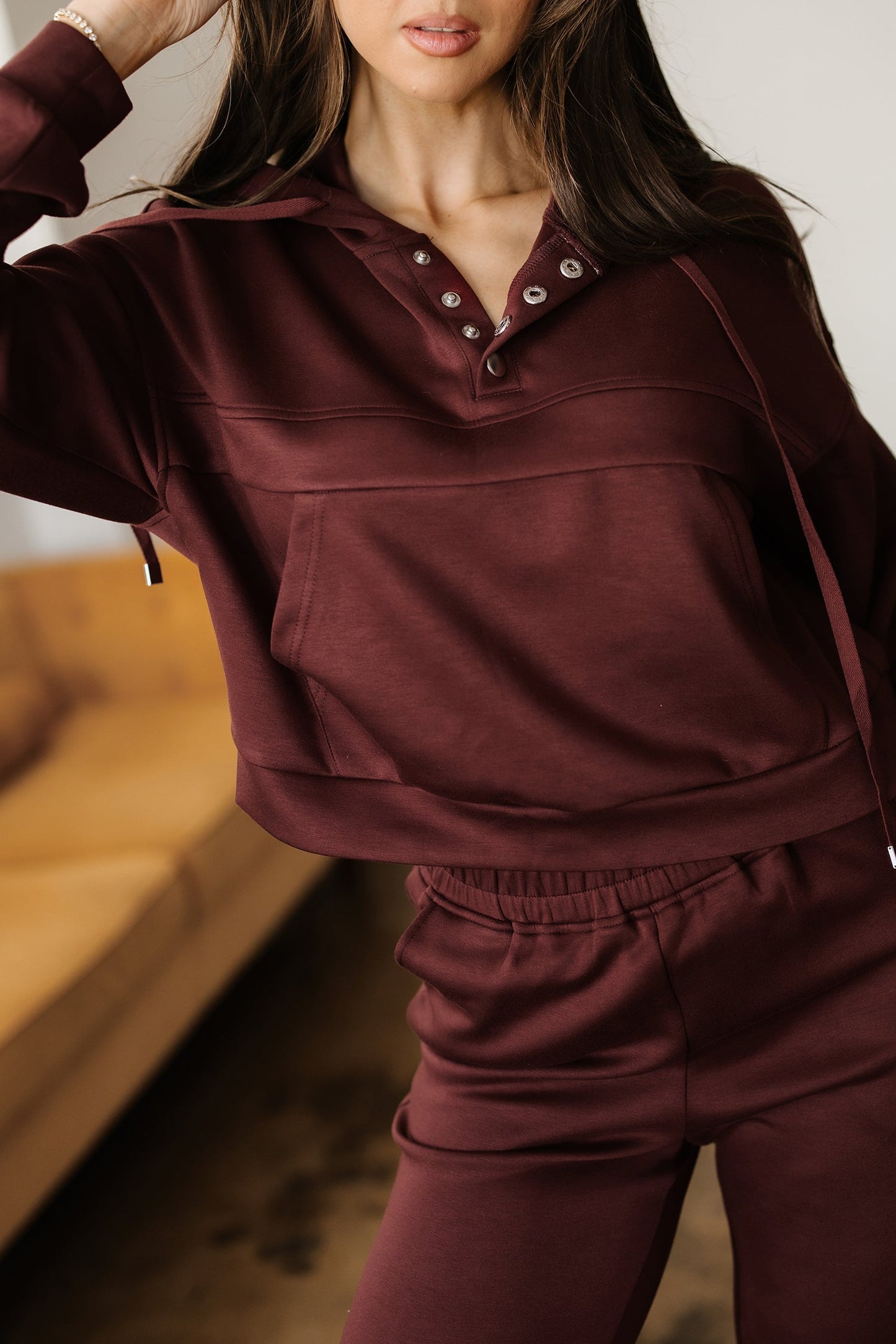 Conjunto de 2 piezas de Sudadera Corta con Capucha, Cordón, Botones y Jogger color café de achicoria