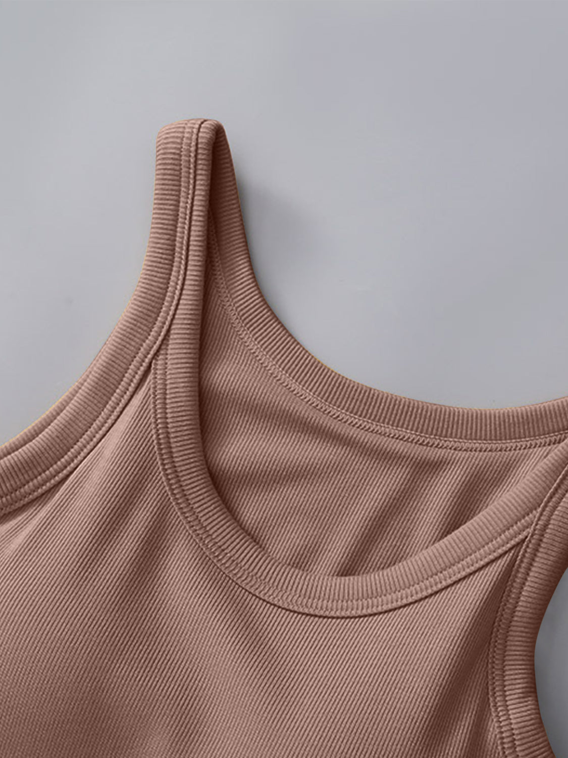 Camiseta sin mangas de cuello redondo con sujetador
