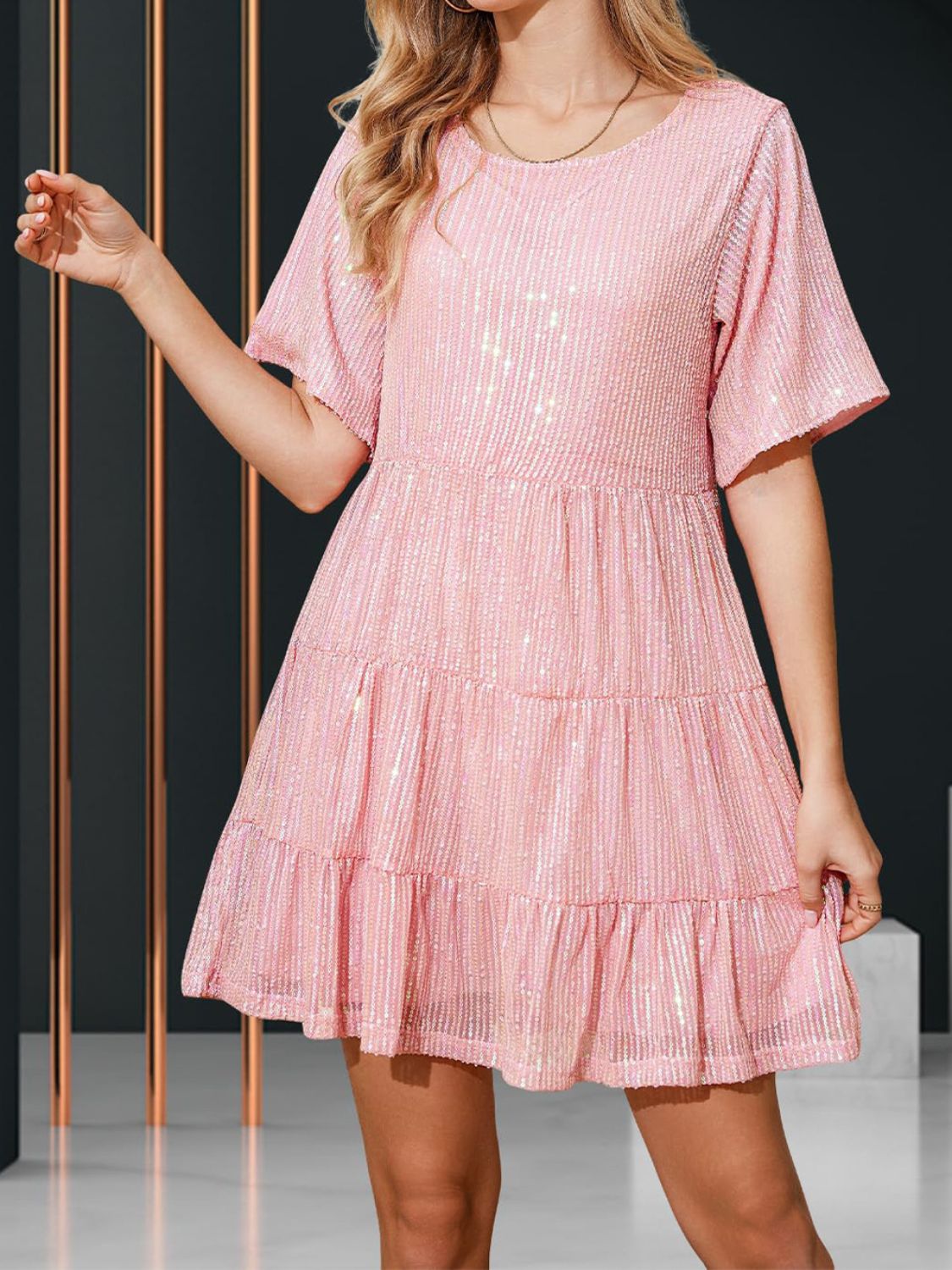 Minivestido de lentejuelas de cuello redondo y manga corta