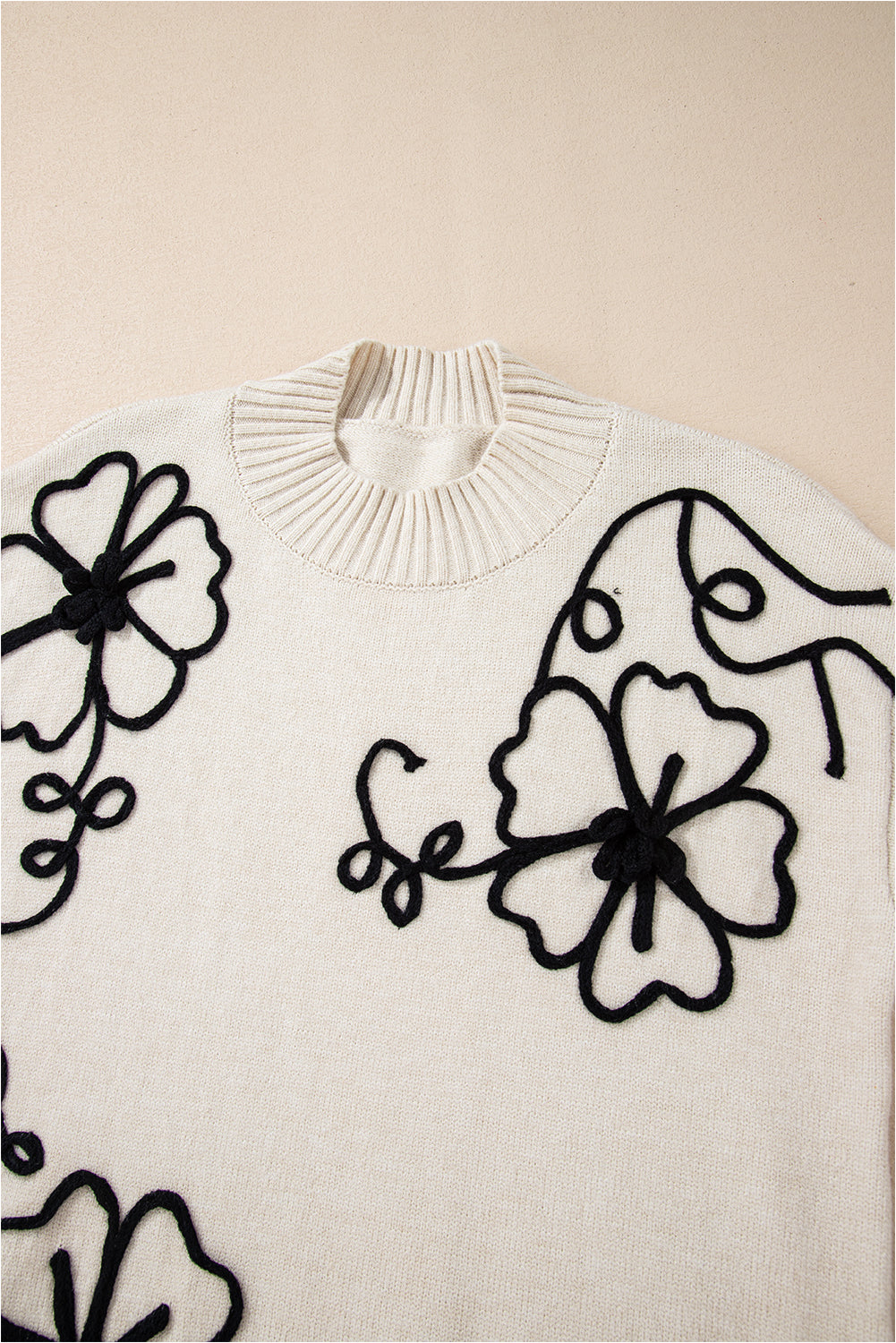 Suéter con cuello falso y bordado de flores beige