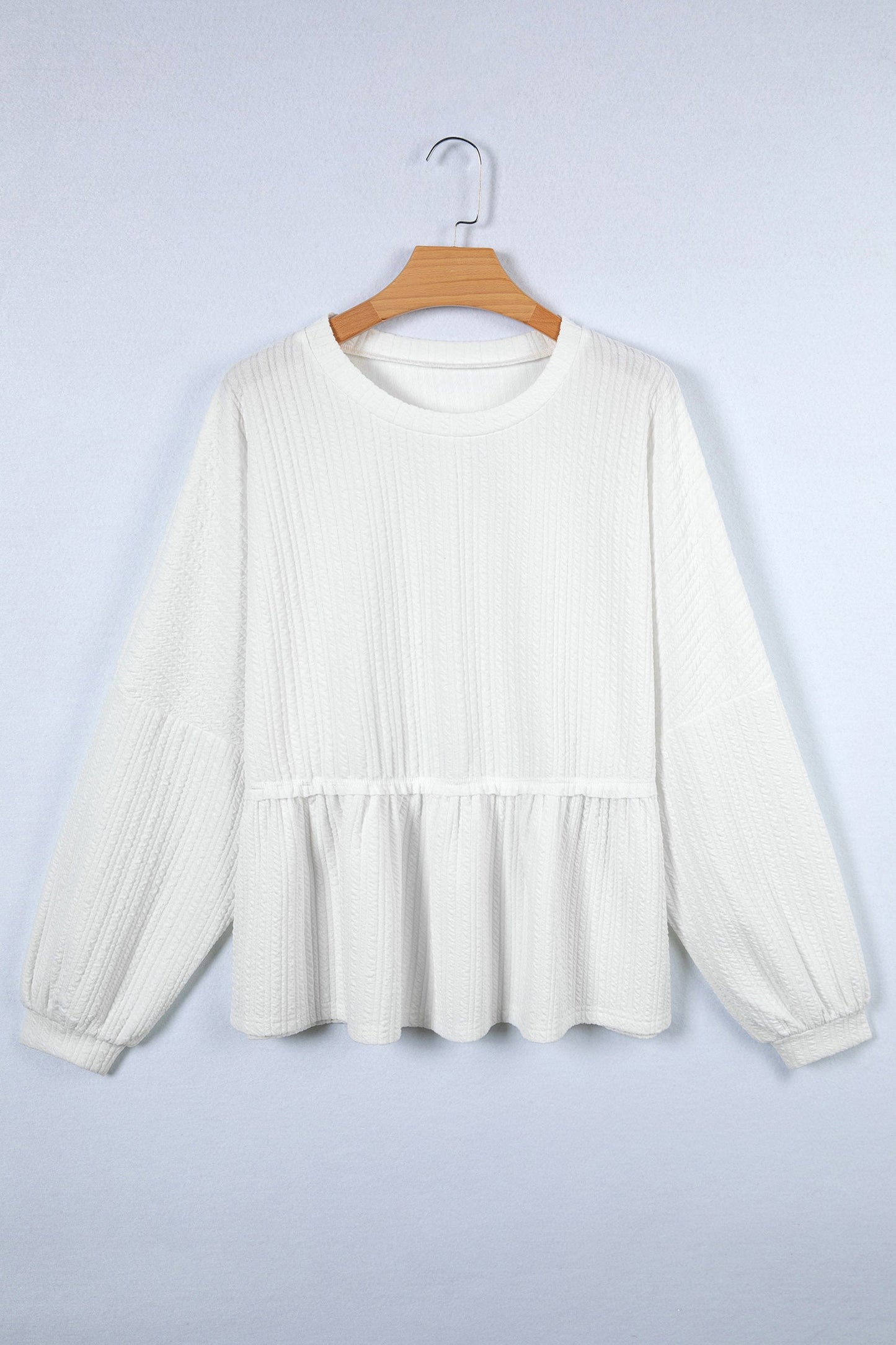 Top peplum de manga larga con hombros caídos texturizado color blanco liso