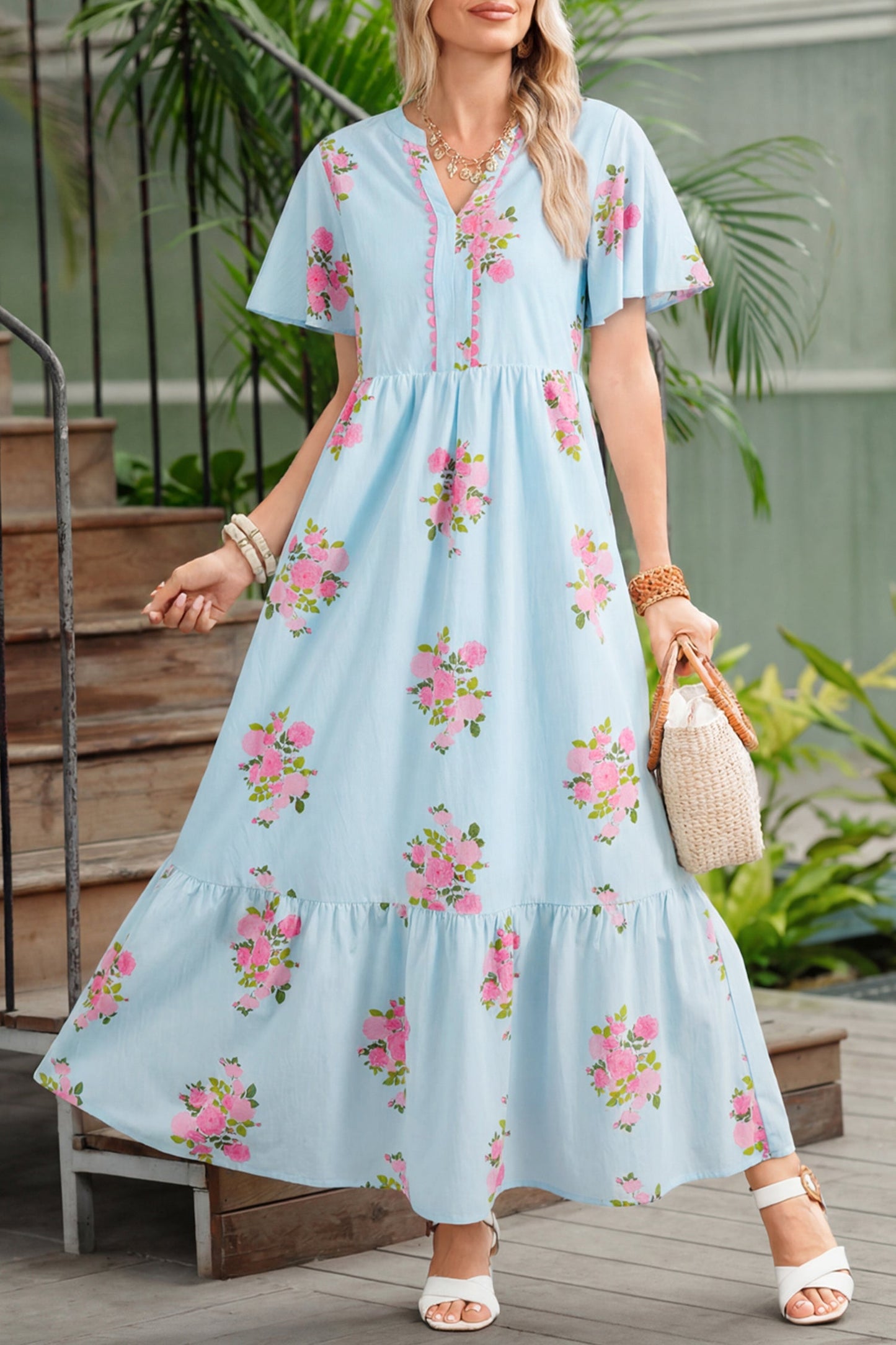 Vestido maxi con estampado floral, manga corta con volantes y cuello con muesca en azul cielo