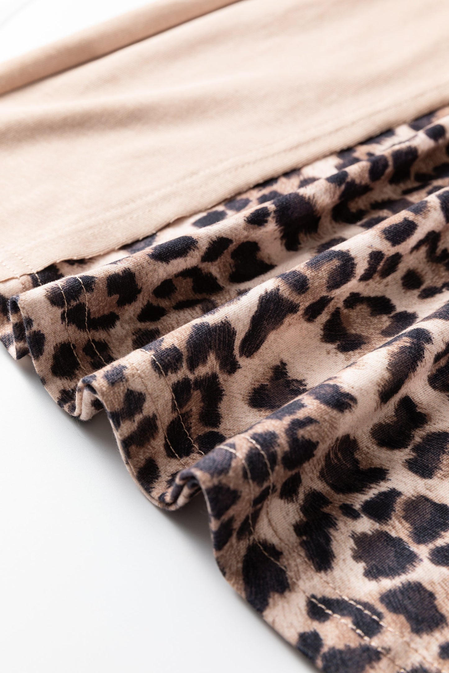 Pantalones de pernera ancha con estampado de leopardo de lavado mineral y color amarillo pajizo