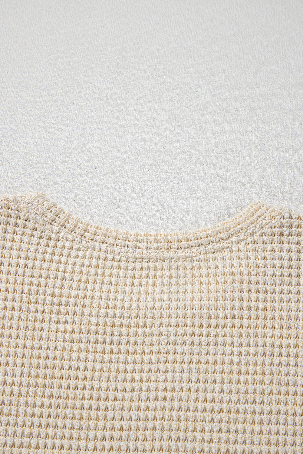 Blusa Peplum Beige con Mangas Cortas Volantes, Parches Florales y Tejido Waffle