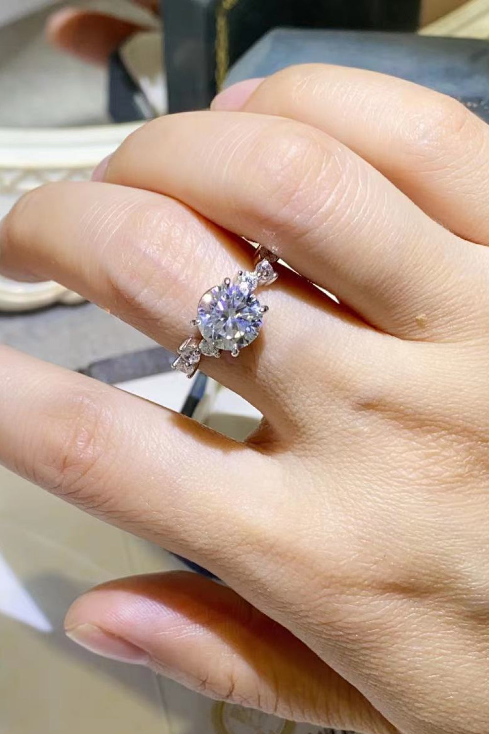 Anillo de moissanita de 2 quilates de plata de ley 925
