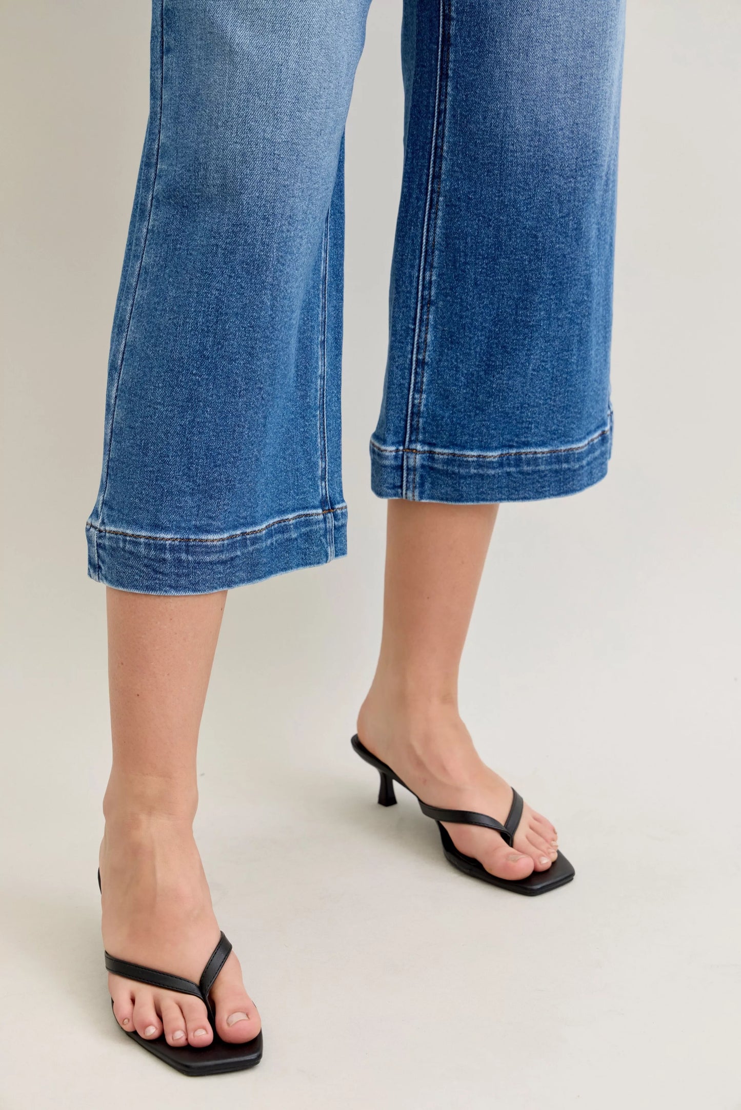 Jeans anchos cortos de tiro medio Judy Blue