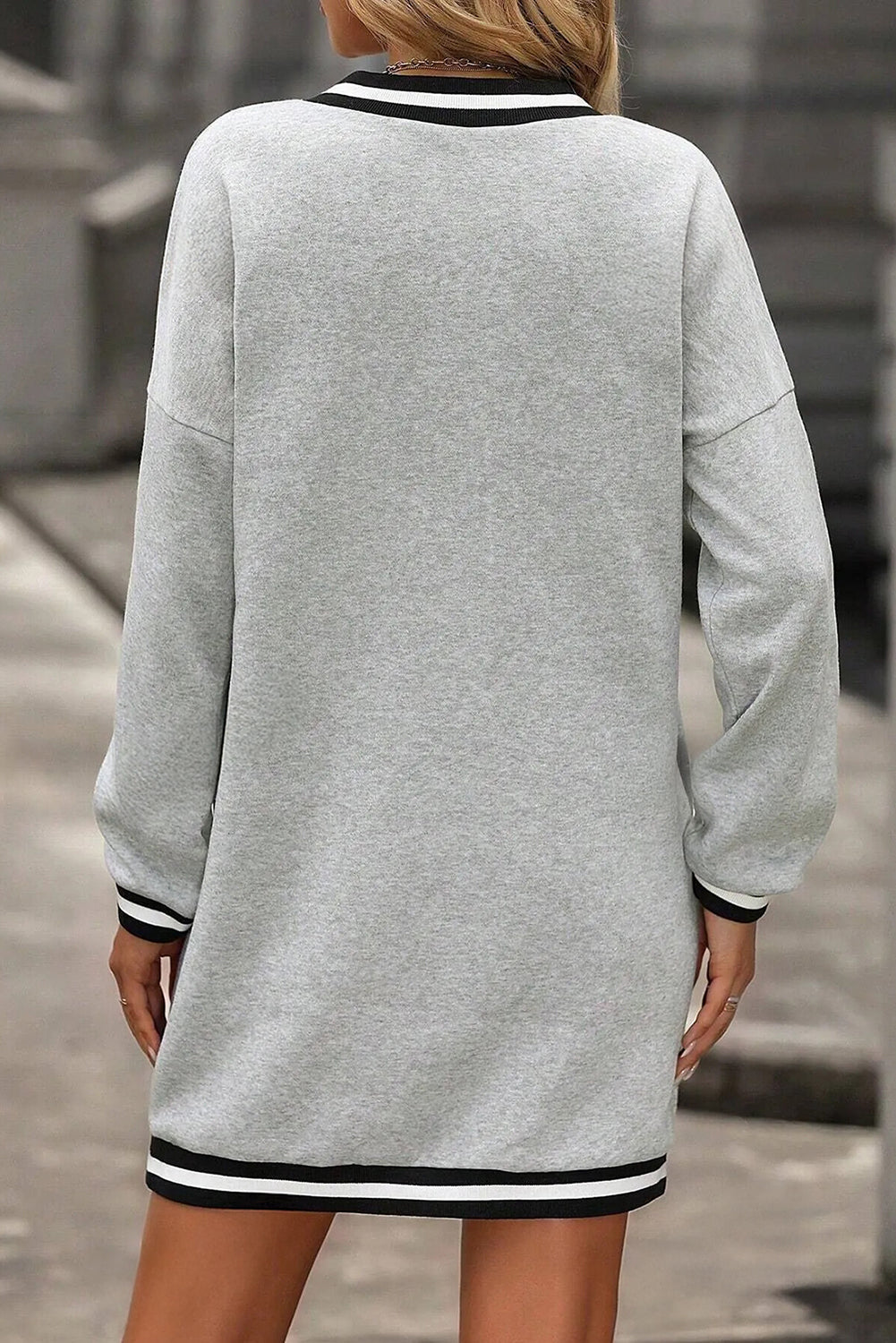 Vestido Camiseta Preppy de Manga Larga con Cuello en V y Ribete Rayado Gris Claro