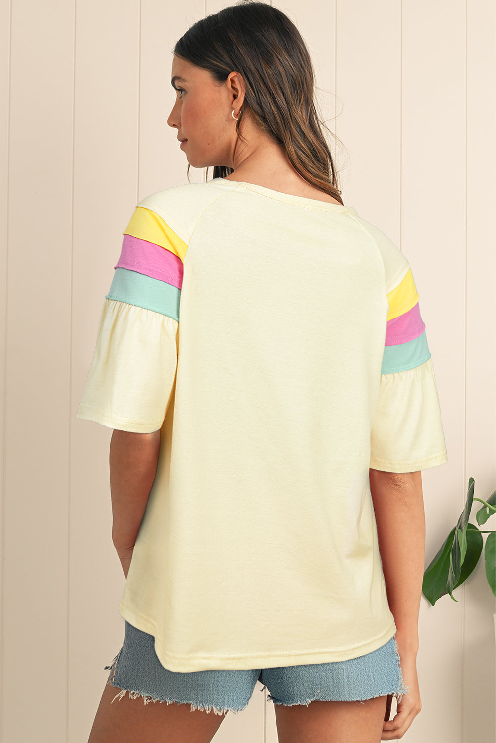 Camiseta blanca de manga corta y cuello redondo con bloques de color