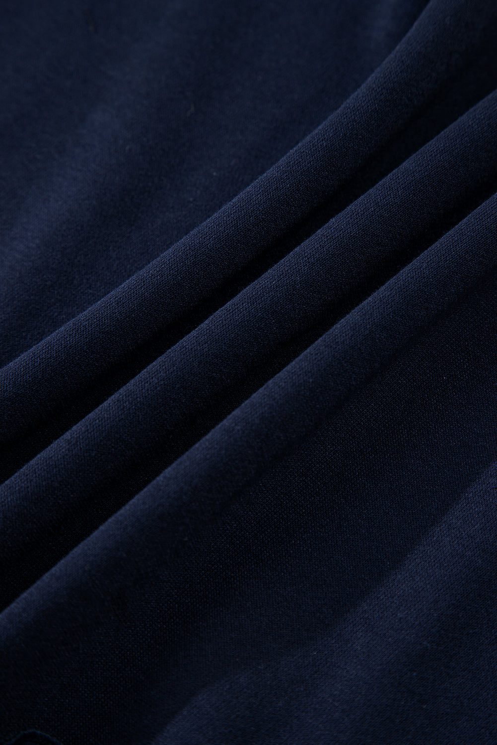 Top de talla grande azul marino con cuello redondo acanalado y volantes escalonados