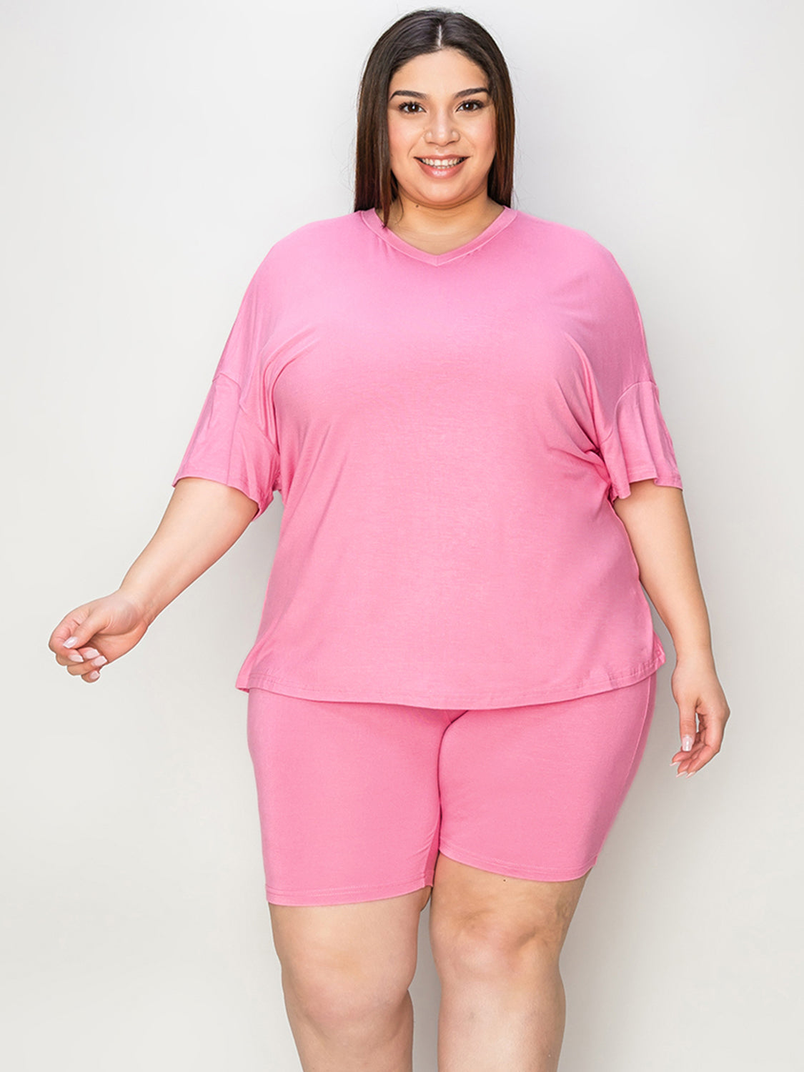 Conjunto de camiseta con cuello en V de talla grande Basic Bae con hombros caídos y pantalones cortos