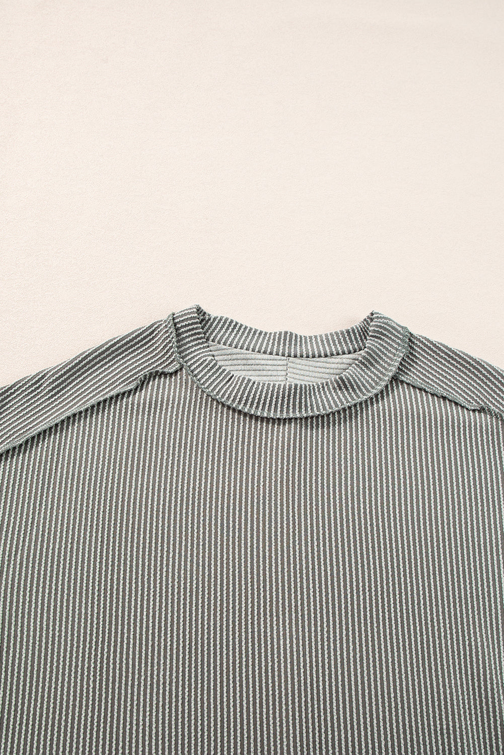 Camiseta blanca de punto acanalado arrugado con cuello redondo