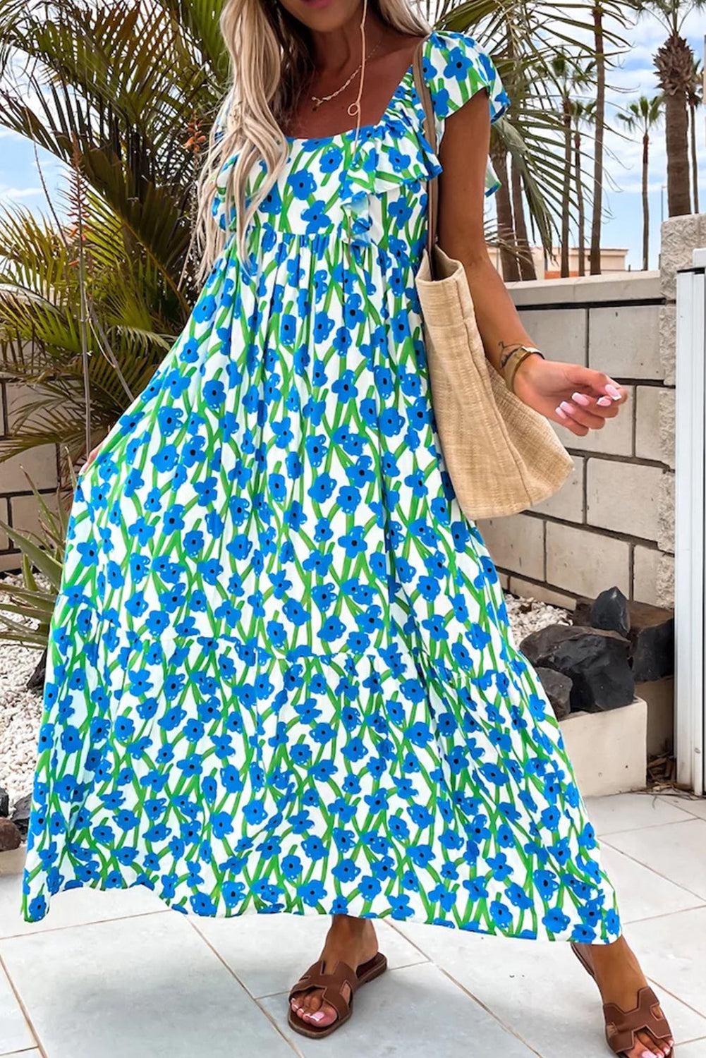 Maxivestido con estampado floral azul, escote cuadrado y tirantes con volantes