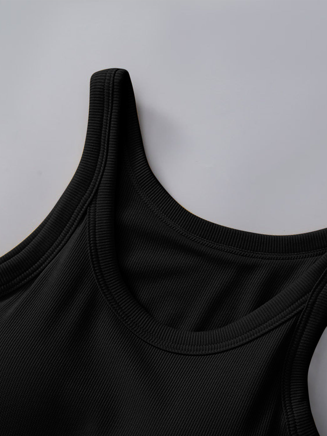 Camiseta sin mangas de cuello redondo con sujetador