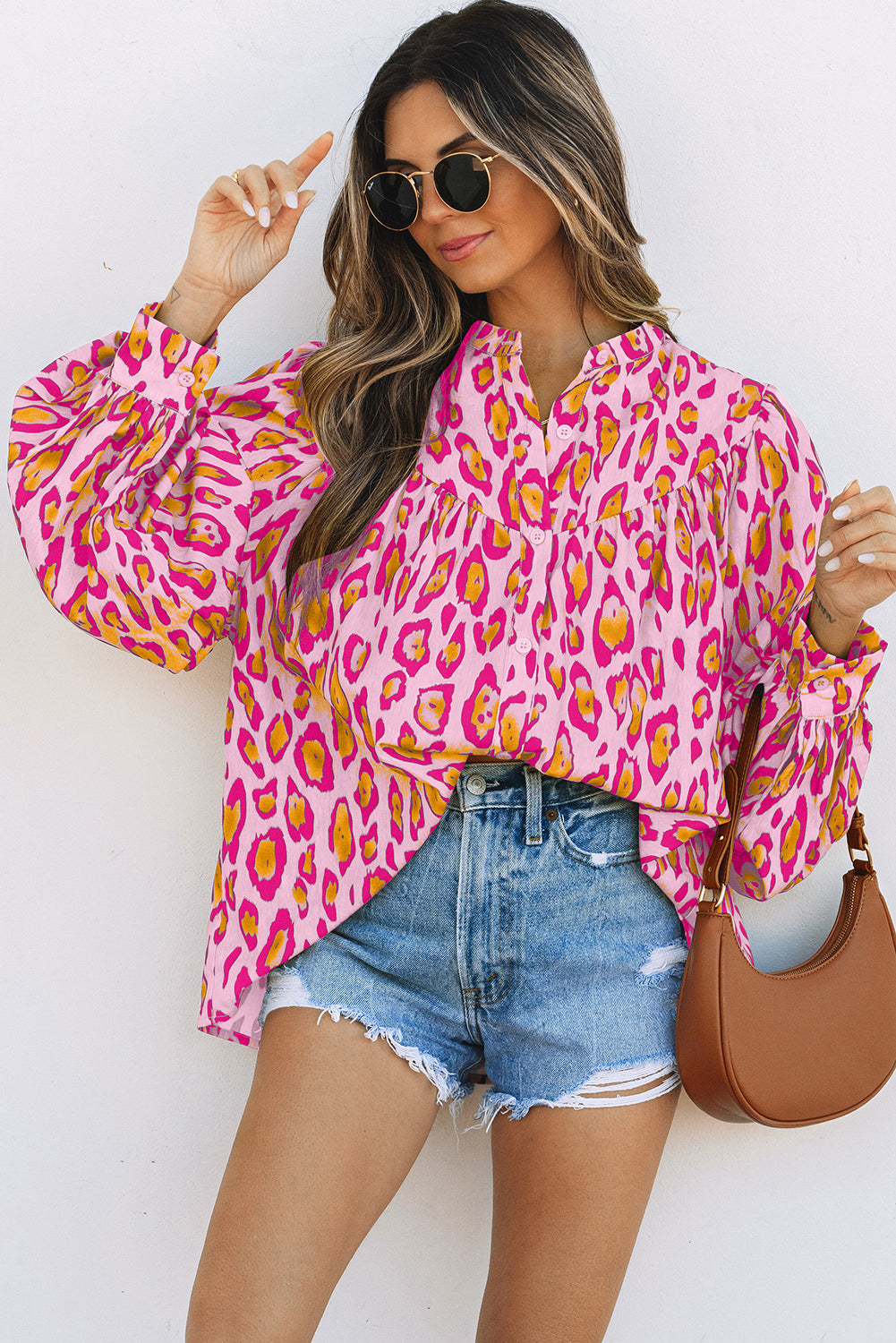 Camisa casual de manga globo con estampado de leopardo de gran tamaño en color beige francés claro