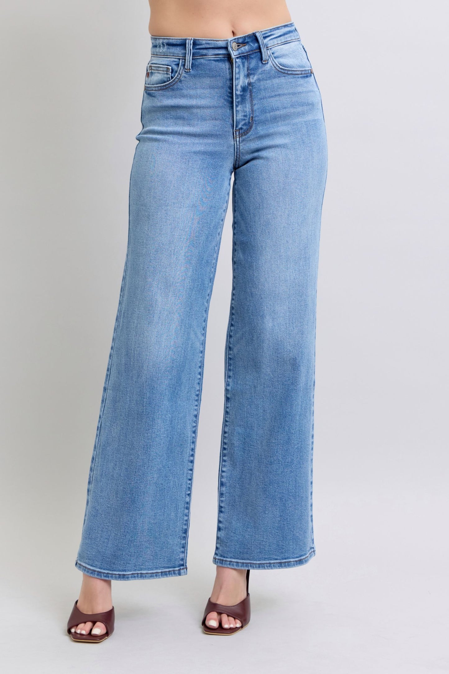 Jeans Judy Blue de talla grande de pernera ancha con bolsillos