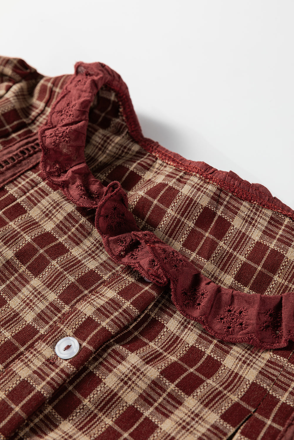 Camisa suelta de manga larga con botones, ribete de encaje calado a cuadros y dalia roja