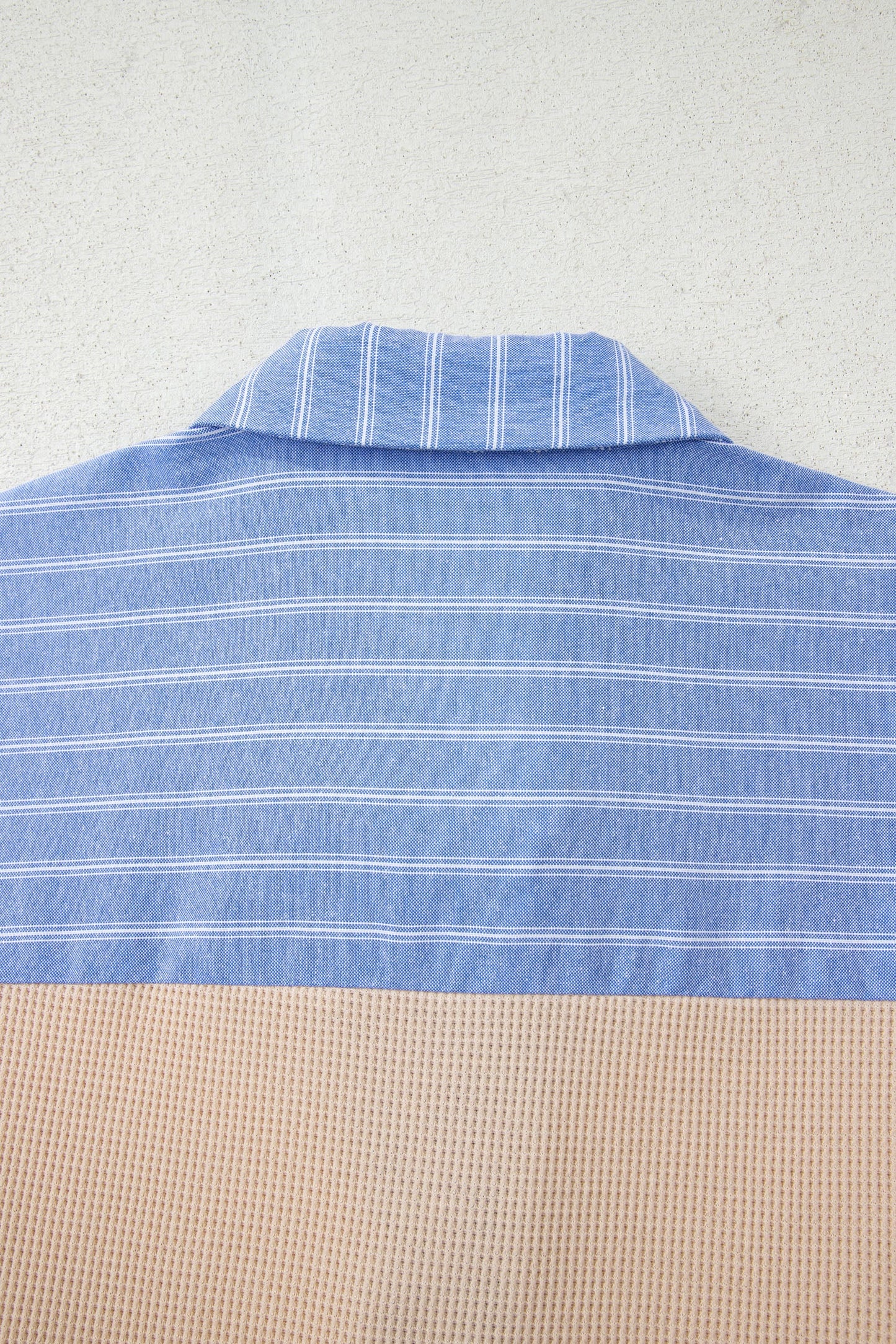 Top de punto waffle con cuello, rayas y ribete en contraste de talla grande Parchment