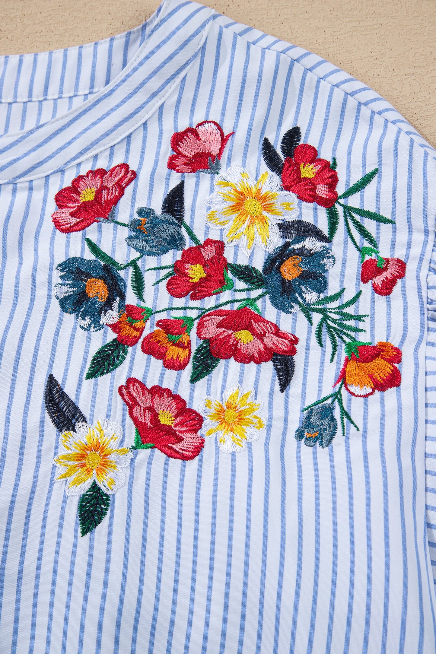 Camisa holgada tipo túnica de manga ancha con estampado floral a rayas azul cielo y bordados