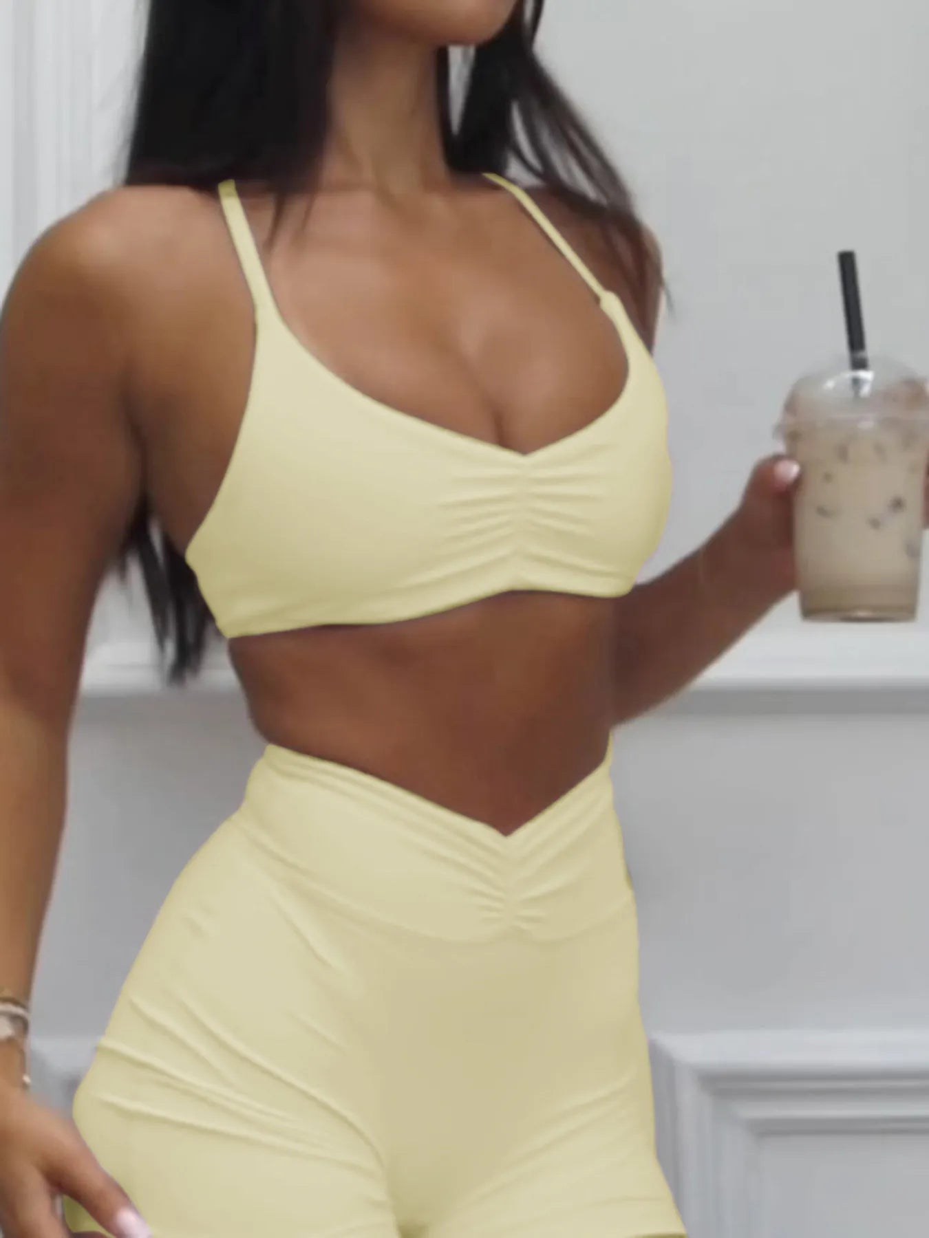 Conjunto deportivo de top ruched y shorts de tiro alto
