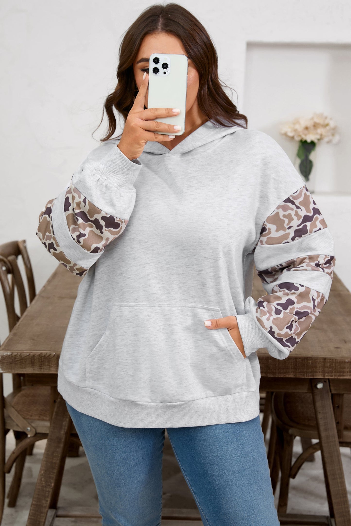Sudadera con capucha de talla grande con manga asimétrica y retales de camuflaje gris claro