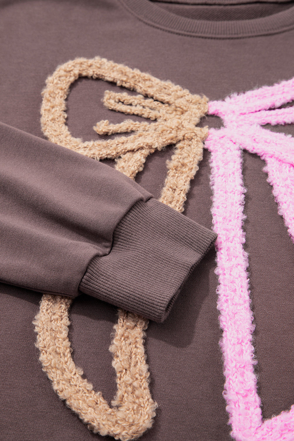 Sudadera con hombros caídos de rizo y patrón de lazo color caqui oscuro