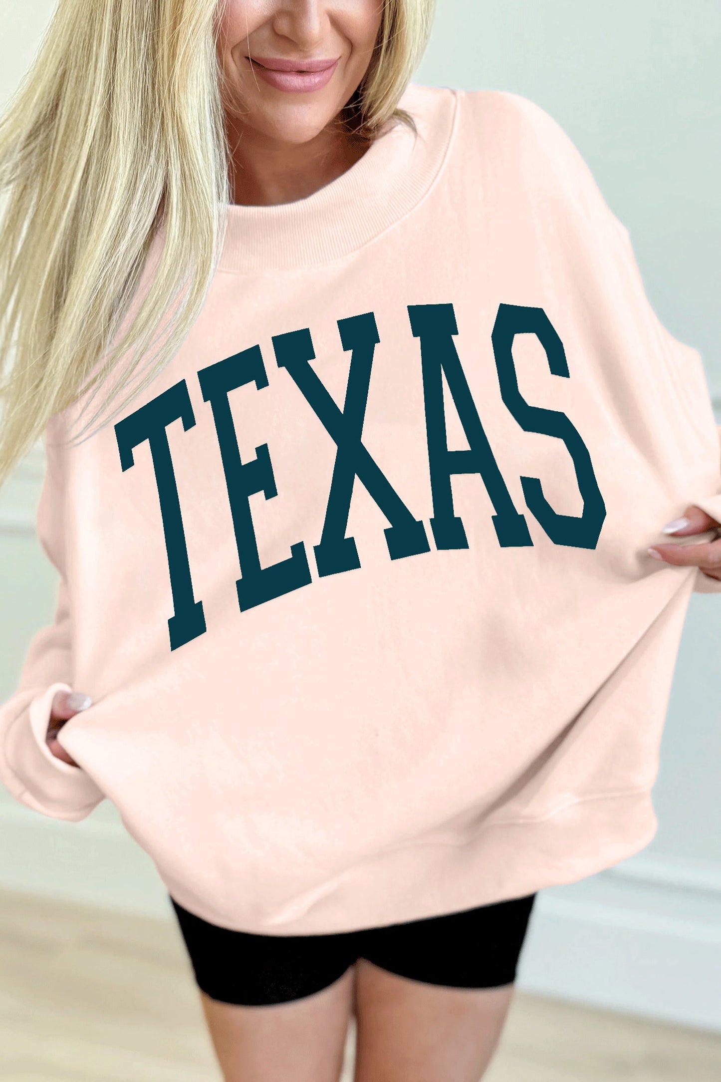 Sudadera holgada de cuello alto color albaricoque con letras de TEXAS estampadas