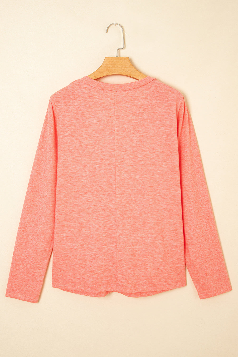 Top de manga larga con cuello de pico y parches florales de salmón fresco