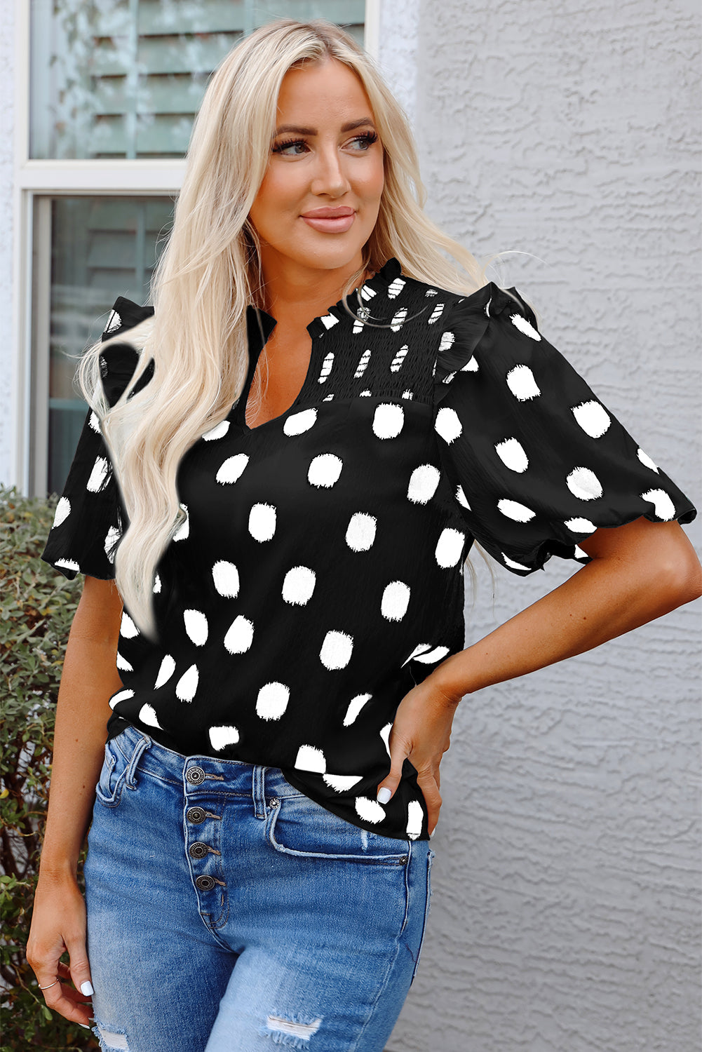 Blusa con estampado de lunares negros, canesú fruncido, escote con muesca y manga globo