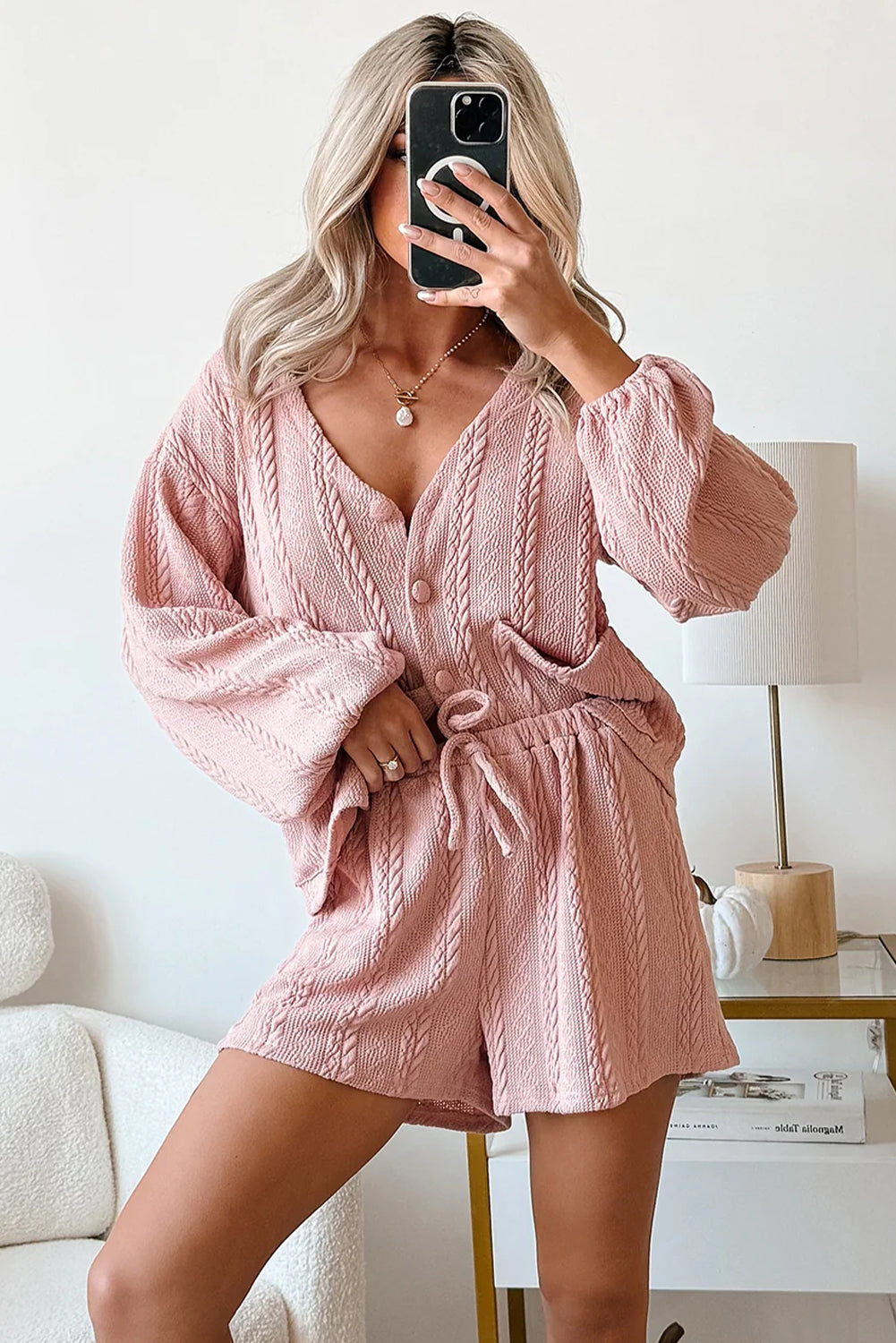 Conjunto de shorts y cárdigan de punto trenzado rosa palo con cuello de pico