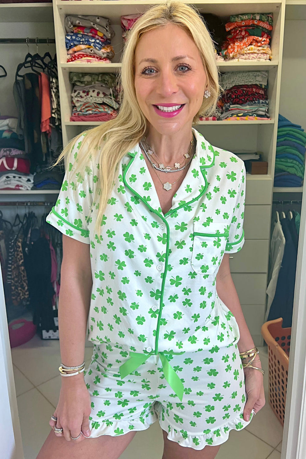 Conjunto de pijama de camisa con estampado de lazo rosa y shorts con dobladillo con volantes
