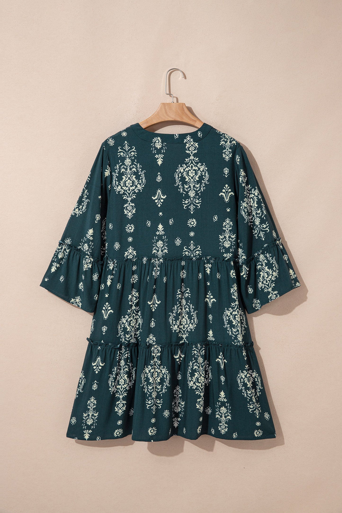 Minivestido azul bohemio con estampado floral, ribete de lechuga y manga 3/4